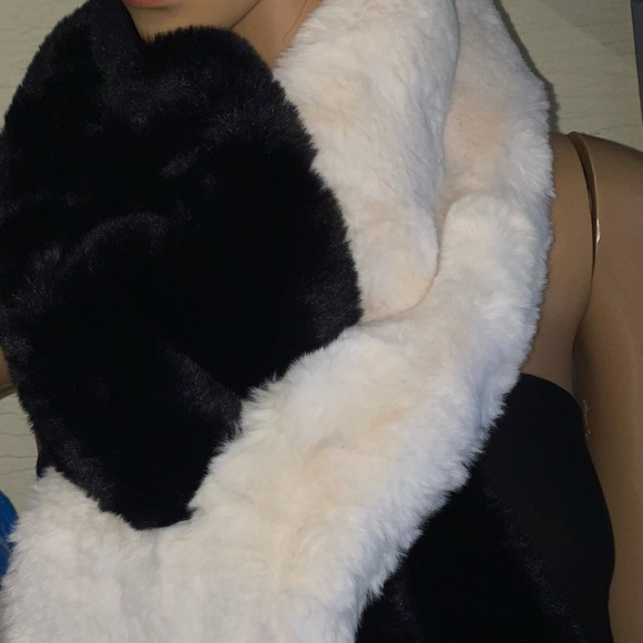 APPARIS Faux Fur Stole & Faux Fur Earmuffs Set In White/Black - Picture 7 of 12